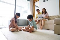 Feliz joven asiático familia juntos tener divertido en casa - foto de stock