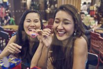 Due giovani asiatica donna shopping insieme nel centro commerciale — Foto stock