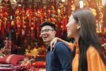 Joven feliz asiático pareja celebrando chino nuevo año juntos en chinatown - foto de stock