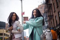 Дві красиві азіатські жінки разом в Нью-Йорку, США — стокове фото