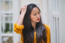Bastante longo cabelo mulher chinesa retrato — Fotografia de Stock