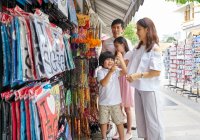 Щаслива молода азіатська сім'я разом на вуличному ринку — стокове фото