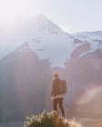 Rückansicht eines jungen Mannes beim Trekking durch den Mountain-Cook-Nationalpark in Neuseeland — Stockfoto