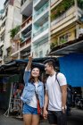 Giovane coppia asiatica visita in un mercato locale a Ho Chi Minh City, Vietnam . — Foto stock