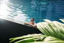 Jovem mulher asiática relaxante na piscina — Fotografia de Stock