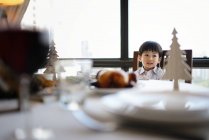 Glücklich asiatische Junge feiert Weihnachten zu Hause — Stockfoto
