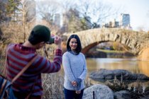 Turistas asiáticos tirando fotos em Central Park, Nova York, EUA — Fotografia de Stock