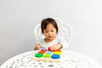 Молода маленька азіатська дівчинка-малюк грає з освітніми іграшками — стокове фото