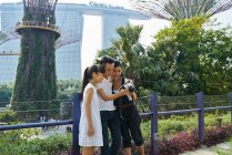 Family exploring Gardens by the Bay, Singapura — Fotografia de Stock