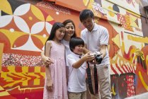 Glückliche junge asiatische Familie gemeinsam unterwegs auf der arabischen Straße in Singapore — Stockfoto