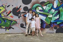 Felice giovane famiglia asiatica insieme in posa per la fotocamera — Foto stock