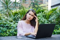 Giovane donna malese frustrato mentre si lavora sul suo computer portatile — Foto stock