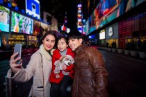 Famiglia felice che si diverte a Times Square a New York. — Foto stock