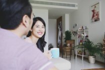 Adulto asiatico coppia insieme a casa — Foto stock
