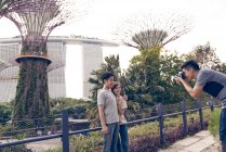 Touristen in Gardens by the Bay — Stockfoto