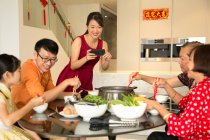 Famiglia asiatica felice mangia insieme alla tabella al nuovo anno cinese — Foto stock