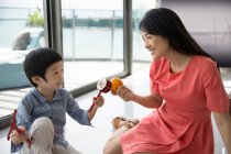 Mutter spielt traditionelles chinesisches Spielzeug mit Sohn — Stockfoto