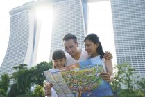 Familie erkundet Gärten an der Bucht mit einer Karte in Singapore — Stockfoto