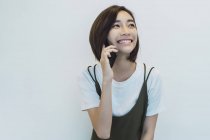 Donna d'affari di successo che parla al telefono in ufficio moderno — Foto stock