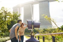 Touristen hängen in Gardens by the Bay in Singapur herum — Stockfoto