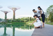 Famille curieuse du lac à Gardens by the Bay, Singapour — Photo de stock