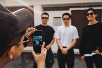 Jovem asiático rock banda posando juntos para selfie — Fotografia de Stock
