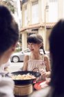 Счастливая азиатская семья ест лапшу вместе в уличном кафе — стоковое фото