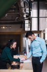 Молоді азіатські успішні бізнесмени працюють в сучасному офісі — стокове фото