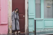Модна стильна жінка позує на міській вулиці — стокове фото