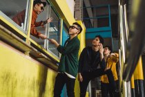 Jeune asiatique rock bande posant ensemble pour caméra — Photo de stock