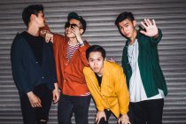 Joven asiático rock banda posando juntos para cámara - foto de stock