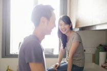 Adulto asiático pareja juntos en cocina en casa - foto de stock
