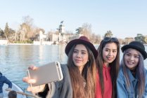 Femmes philippines prenant des photos et selfie dans le Parc du Retiro Madrid, Espagne — Photo de stock