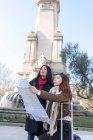 Asiatische Frauen machen Tourismus in Madrid mit Karte und Koffer, Spanien — Stockfoto