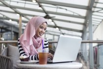 Giovane donna impegnata a lavorare sul suo computer portatile — Foto stock