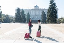Азиатки, занимающиеся туризмом в Мадриде с чемоданами, Испания — стоковое фото