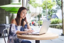 Giovane donna cinese che lavora sul suo computer portatile — Foto stock