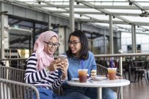 Two Women Enjoying Their Time  At A Cafe — Stock Photo