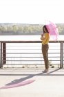 Mulher chinesa com guarda-chuva rosa posando para a câmera e tomando selfie — Fotografia de Stock