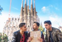 Amigos indianos em Barcelona com um mapa — Fotografia de Stock