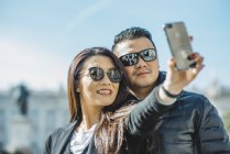 Casal chinês tirando selfie em Madrid, Espanha — Fotografia de Stock