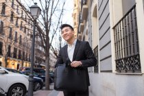 Портрет веселий китайський бізнесмен на вулиці, Іспанія — стокове фото