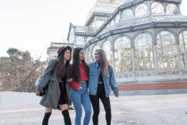 Jeunes femmes profitant du palais de cristal à Park Retiro Madrid, Espagne — Photo de stock