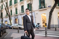 Uomo d'affari cinese che cammina per strada a Madrid, Spagna — Foto stock