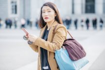 Femme chinoise avec smartphone à Madrid, Espagne — Photo de stock