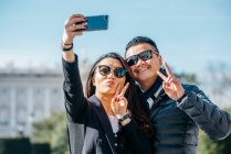 Chinese Couple taking selfie in Madrid — Stock Photo
