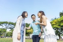 Grupo de jóvenes asiático amigos tener divertido al aire libre - foto de stock