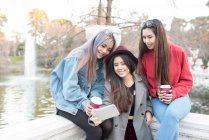 Щасливі жінок, що приймають selfie парк Ретіро, Мадрид — стокове фото