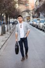 Китайський бізнесмен йшов по вулиці в Мадриді, Іспанія — Stock Photo