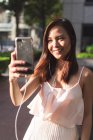 Pretty Asian Girl Taking A Selfie In The Street — Stock Photo